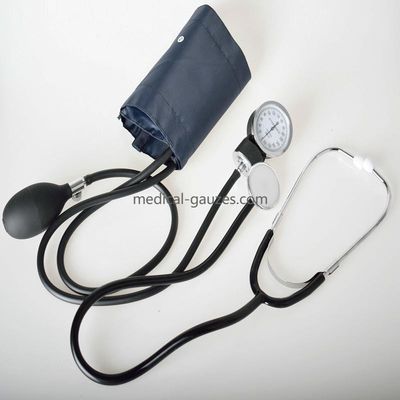 Bewaffnen Sie medizinische Diagnosegeräte, den aneroiden Sphygmomanometer, der mit Stethoskop palmenartig ist