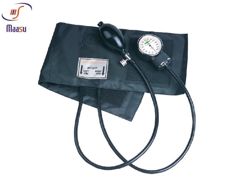 Bewaffnen Sie medizinische Diagnosegeräte, den aneroiden Sphygmomanometer, der mit Stethoskop palmenartig ist